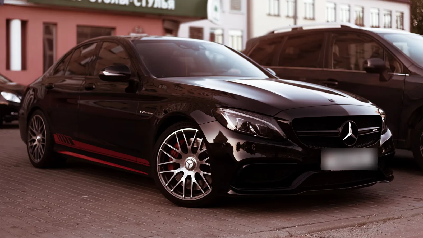 Schwarze Mercedes C-Klasse Limousine