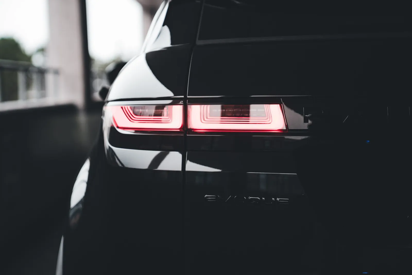 Rückleuchte und Evoque-Schriftzug eines schwarzen Range Rover Evoque